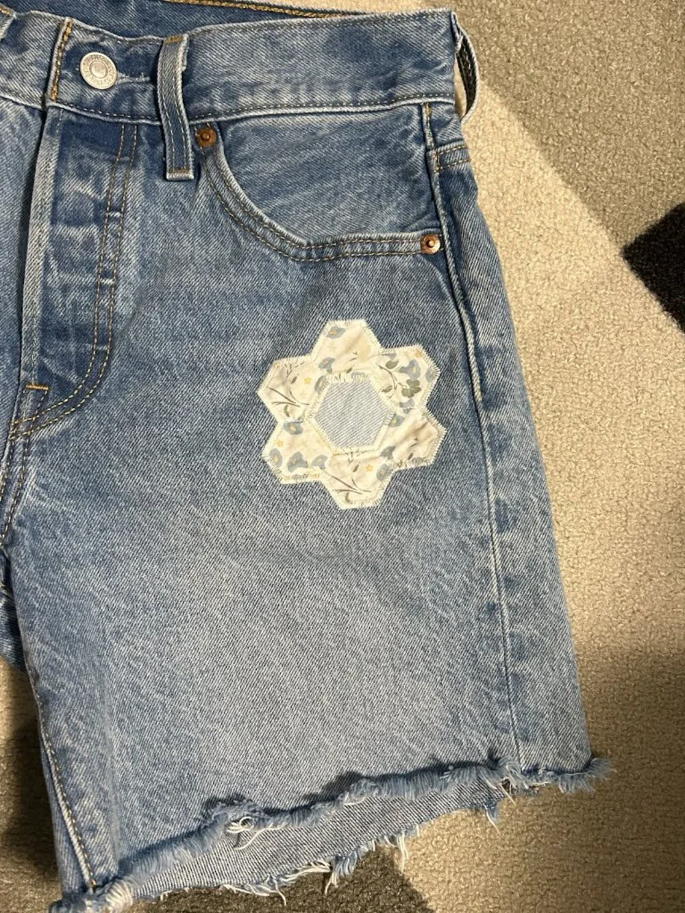 Levi's Geo Floral BUTTON FLY Mid Thigh Frayed Hem Denim Shorts Women's Size 25